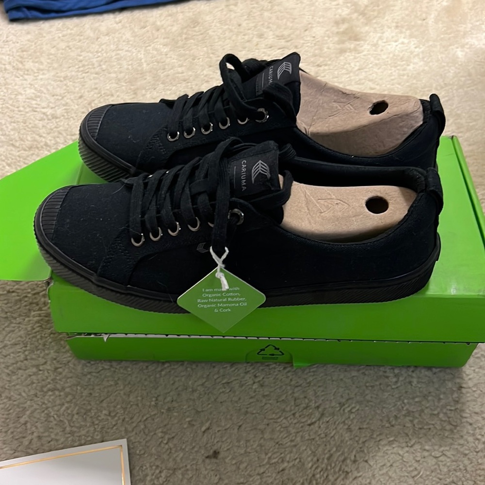 Cariuma OCA all black canvas sneaker.
